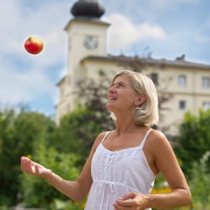 KR_Marienschwestern_Fasten_Apfel-Frau-vor-Kirche_FC_Marienschwestern