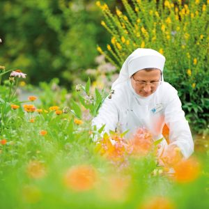 Marienschwestern_Bad_Muehllacken_Garten_Schwester_Mohn_neu09_65