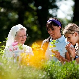 Marienschwetern_BadKreuzen_Kraeuter-Kneippgarten_mit_Schwester_09_FC_Hermann_Erber