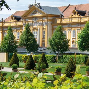 Blick aus dem Stiftspark zur Ostfassade des Stiftes Melk.