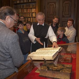 Rein_Bibliotheksfuehrung_9976_n_Foto_W_Weiker