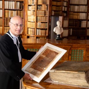 Fotos Riesenbibel-Fragmente für Presseaussendung