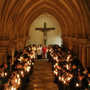 Stift_Heiligenkreuz_2018-03-02_Jugendvigil_Kreuzgang_Lichterprozession3861_FC_Stift_Heiligenkreuz