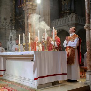 Stift_Heiligenkreuz_AltarWeihrauch_AbtMaximilianHeim_PaterRupertFetsch_FC_Stift_Heiligenkreuz