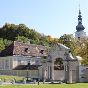 Stift_Heiligenkreuz_Aussenansicht2019_FC_Elisabeth_Fuerst.jpg