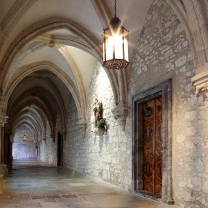 Stift_Heiligenkreuz_Kreuzgang_Jaenner2018_FC_ElisabethFuerst_Stift_Heiligenkreuz