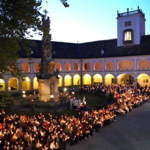 Stift_Heiligenkreuz_Lichterprozession_zur_Lourdesgrotte_FC_Stift_Heiligenkreuz