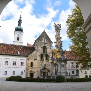 Stift_Heiligenkreuz_Stiftshof_Glockenturm2019_FC__Elisabeth_Fuerst