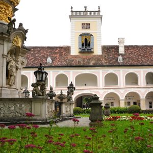 Stift_Heiligenkreuz_Stiftshof_mit_Blumen2019_FC_Elisabeth_Fuerst