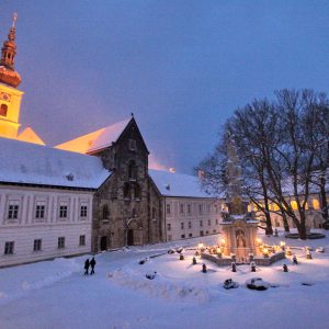 Winter im tiefverschneiten Stift Heiligenkreuz