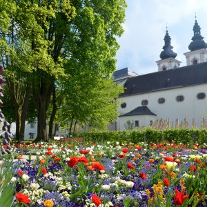 Stift_Kremsmuenster_Fruehlingsflor_Konventgarten2_FC_Stift_Kremsmuenster_kl