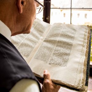 Stift_Rein_Bibliothek2017_P_August_mit_Buch2_FC_P_Martin_Hoefler