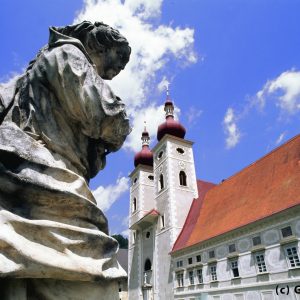 Stift_StLambrecht_Stiftshof_Statue_300_FC_Gery_Wolf
