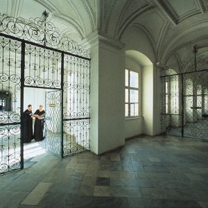 Stift_StLambrecht_Tor_mit_Moenchen_FC_Stift_StLambrecht